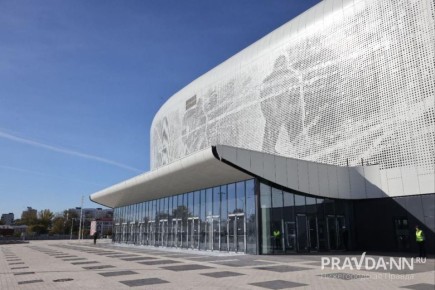 Готовность - почти !. Нам показали, как сейчас выглядит Ледовая арена на Стрелке: здесь идут пуско-наладочные работы, благоустройство фасада и прилегающей территории