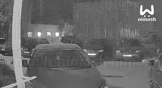 Неизвестные закидали кирпичами машины возле подъезда в Нижнем
