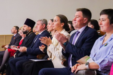 Депутаты городской Думы поздравили педагогов Ленинского района с профессиональным праздником